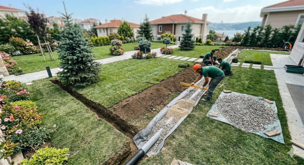 Büyükçekmece'de göl havzası etkisiyle göllenen bahçede drenaj çalışması